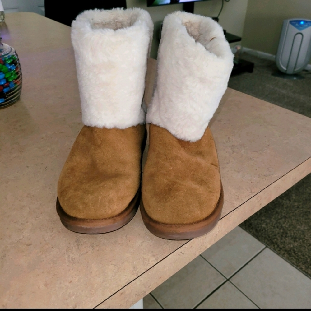 Brown ugg boots. Kids size 4.